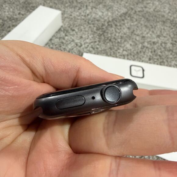 Apple Watch Series 4, 44mm Space Gray Aluminum MU6E2LL/A (GPS) - Picture 3 of 7